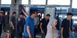 إقبال كبير من المواطنين على الأتوبيس الترددى فى الساعات الأولى لتشغيله.. صور
