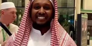 شاب يمني يثير الإعجاب بتفوقه في الترجمة وخدمته للحجاج بأكثر من 8 لغات