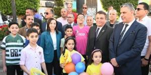 محافظ البحيرة تُشارك المواطنين فرحة العيد وتوزع الهدايا على الأطفال