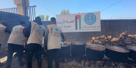 الحملة الأردنية والخيرية الهاشمية توزعان آلاف الوجبات الساخنة في غزة رغم الحصار
