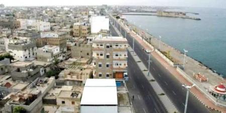 بعد وفاة زوجته بساعات.. موظف حكومي في الحديدة يموت من القهر بسبب قرار حوثي