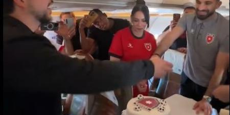 بالفيديو .. النشامى يحتفلون مع ولي العهد على متن طائرة المنتخب الوطني