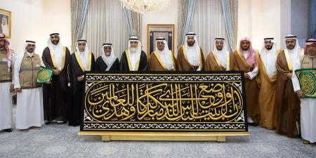 تسليم كسوة الكعبة المشرفة لسدنة بيت الله الحرام