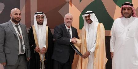 وزير الأوقاف يتسلم وثيقة الترتيبات الأولية الخاصة بموسم حج 1447هـ من نائب وزير الحج والعمرة السعودي