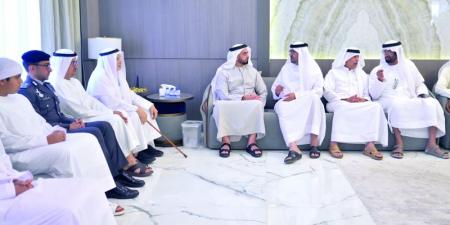 سيف بن زايد يقدم واجب العزاء في وفاة والدة راشد ثاني المطروشي