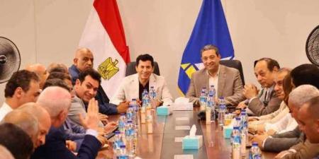 وزير الشباب ومحافظ دمياط يجتمعان بنواب المحافظة 