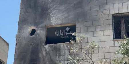 كاميرا "سرايا" ترصد حجم الأضرار التي خلّفها سقوط جسم مجهول على منزل في إربد