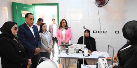 رئيس الوزراء يتفقد "مشغل البحراوية" بقرية زاوية صقر