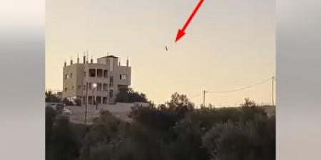 فيديو يوثّق لحظة سقوط بقايا صاروخ بمنطقة مرو في إربد