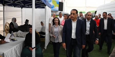 رئيس الوزراء يتفقد قافلة خدمية بقرية زاوية صقر بالبحيرة