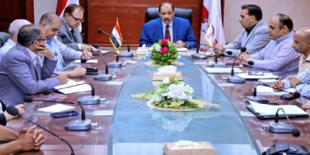 محافظ سوهاج يعقد اجتماعًا لوضع خطط تشغيل الأسواق الحضرية الجديدة