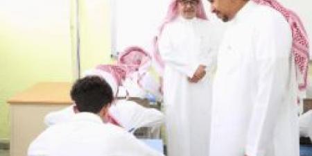 وكيل التعليم العام يطمئن على سير الاختبارات ويشارك الطلاب يومهم الدراسي