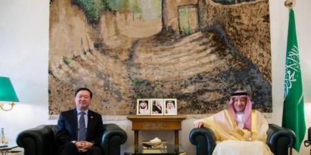 الخريجي يناقش مع سفير الصين المستجدات الإقليمية والدولية