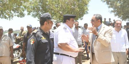 محافظ قنا يشرف على استخراج جثمان طفلة من تحت الأنقاض