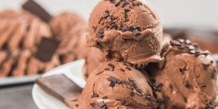 طريقة عمل آيس كريم الشيكولاتة بدون ماكينة