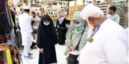 ضيوف الرحمن يختتمون زيارتهم للمدينة المنورة بالتسوّق واقتناء الهدايا التذكارية