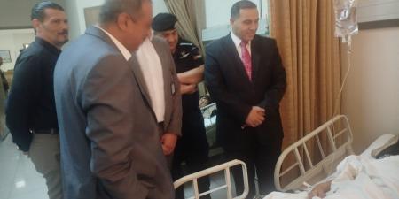 بالصور .. محافظ الزرقاء فراس ابو قاعود يتابع حالة الطفلين المصابين بشظايا الجسم الغريب في الأزرق