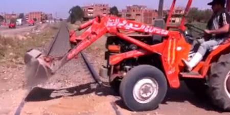 النقل تناشد المواطنين بعدم إقامة معابر غير شرعية على القضبان
