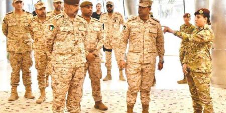 الكويت.. نائب رئيس الأركان يتفقد مركز تسجيل أول دفعة من الطالبات الضباط في الجيش