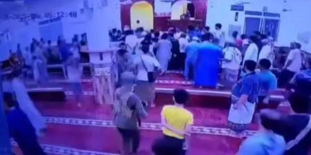 شاهد .. اقتحام مسجد وإطلاق النار على المصلين واختطاف الإمام في صلاة الفجر بعدن (فيديو)