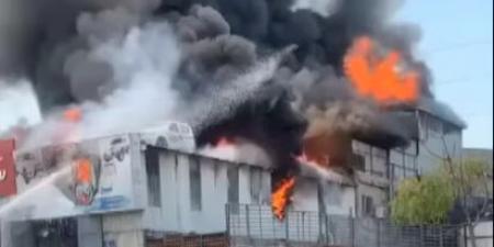 بالفيديو .. مشاهد جديدة توثّق حجم الحريق الهائل في مستودع نثريات وإكسسوارات على طريق الحزام في عمّان