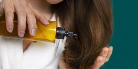 مكونات طبيعية لتعزيز صحة الشعر من الجذور
