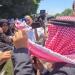 أهالي السجناء ينفذون وقفة احتجاجية للمطالبة بعفو عام .. والعرموطي لـ"سرايا":اليوم ربطوا شماغي كما ربطوه أول مرة