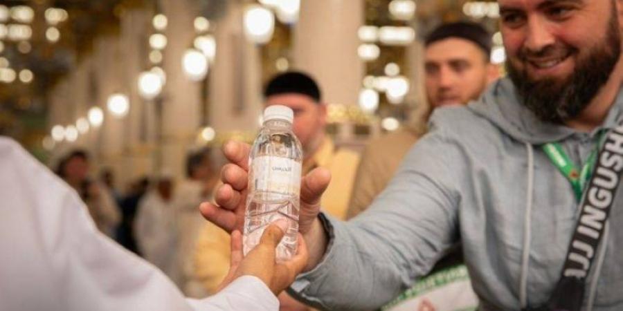 توزيع 218336 عبوة واستهلاك 3360 طنًا من مياه زمزم بالمسجد النبوي خلال 15 يومًا