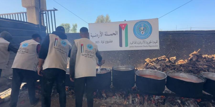 الحملة الأردنية و"الخيرية الهاشمية" توزعان وجبات في محافظات غزة