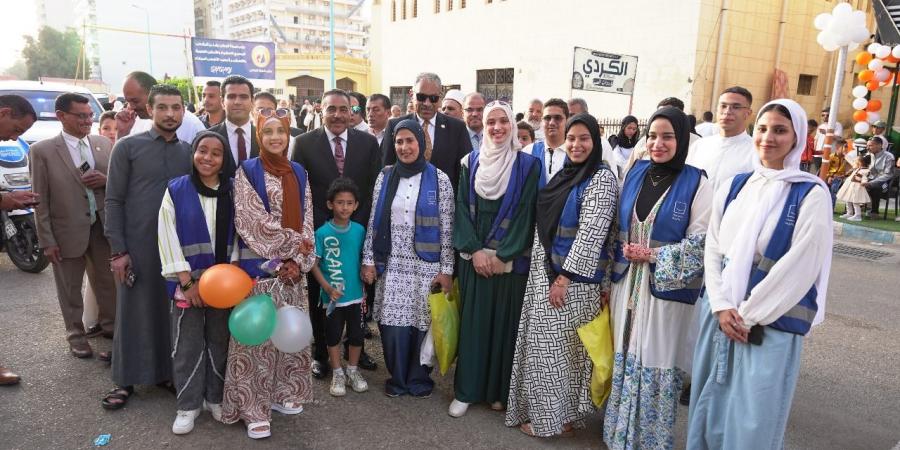 محافظ مطروح يهنئ المصلين بعد صلاة العيد ويوزع هدايا علي الأطفال