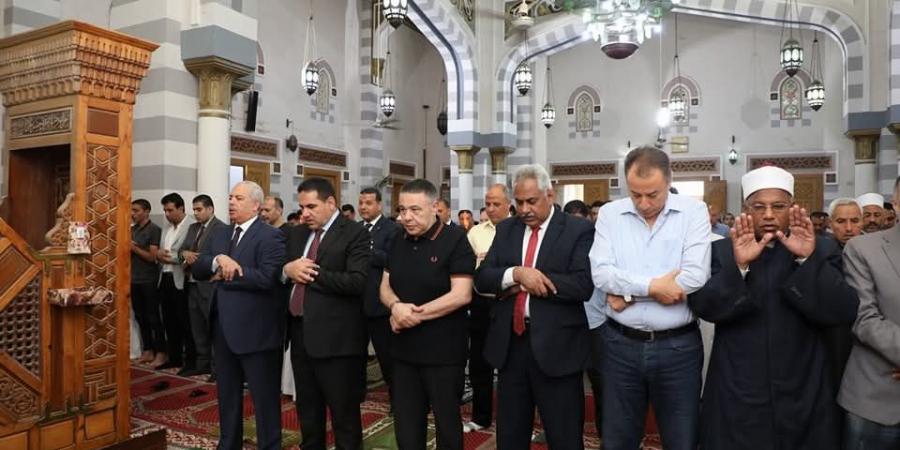 محافظ البحر الأحمر يؤدي صلاة عيد الأضحى بمسجد عبد المنعم رياض