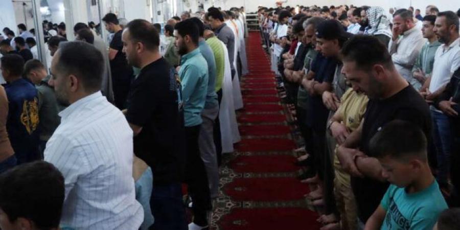 أهالي الحولة بريف حمص يؤدون صلاة عيد الأضحى المبارك في مسجد تلدو الكبير
