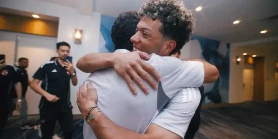 لحظة حماسية في معسكر الأهلي.. إمام عاشور يحتفي بزيزو بالأحضان قبل كأس العالم للأندية 2025