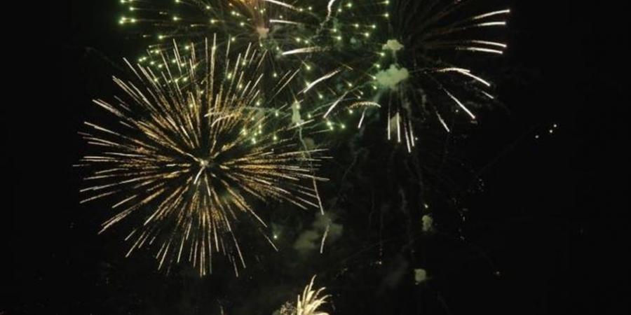 سماء الزرقاء تتزين بطائرات الدرون والألعاب نارية