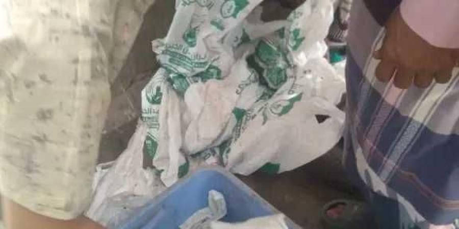 فضيحة توزيع الأضاحي في أبين.. مواطنون يهرعون لبيع ما تسلّموه ويكشفون فساداً في قوائم المستحقين