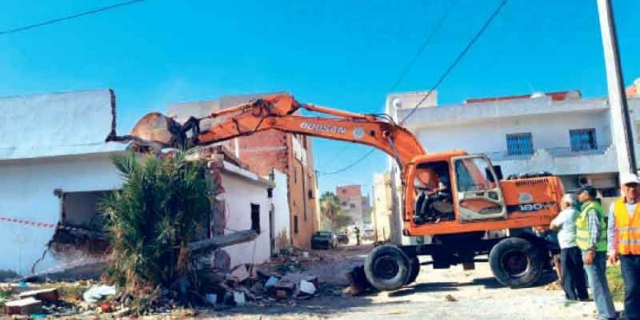 لاستكمال أشغال آخر قسط من مشروع المنشآت الفنية على الطريق الحزامية كلم 4 : إدارة التجهيز بصفاقس تنطلق في أشغال الهدم وإزالة المباني