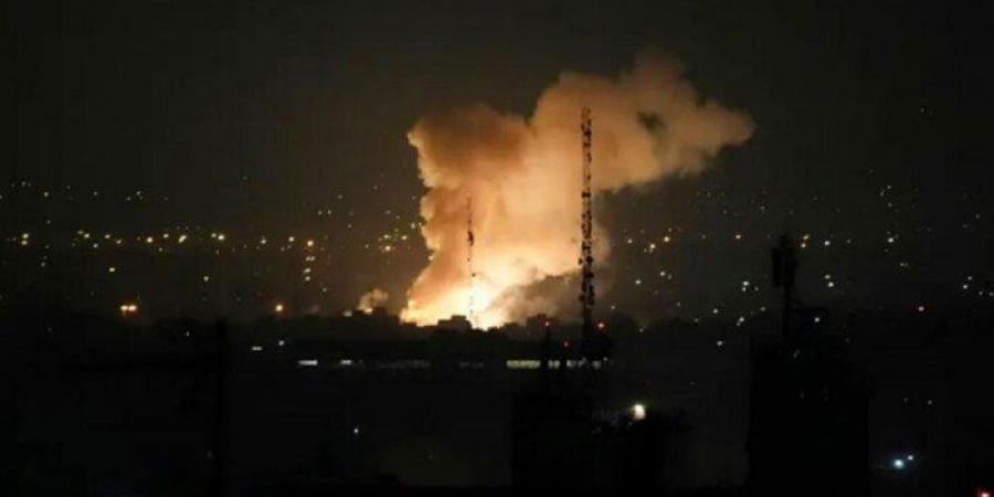 القناة 12: مقتل إسرائيلية و63 مصابًا جراء صواريخ إيرانية على وسط إسرائيل