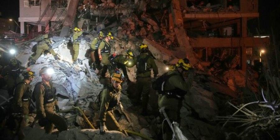 رئيس بلدية بات يام في تل أبيب: أكثر من 20 مفقودًا تحت أنقاض مبنى أُصيب بصاروخ إيراني