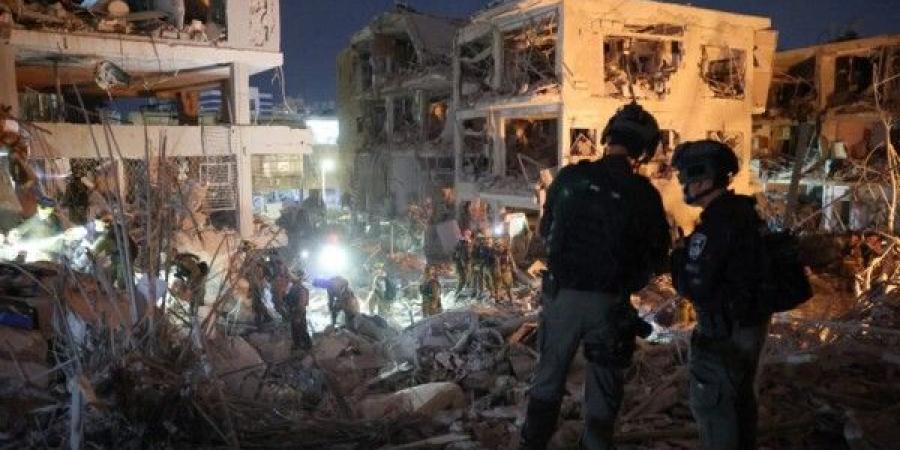 الطوارئ الإسرائيلية: 3 قتلى و125 مصابًا جراء سقوط صواريخ إيرانية جنوبي تل أبيب