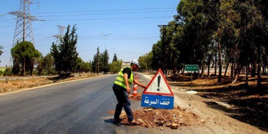 بدء إصلاح الحفر على أوتوستراد حماة حمص لتعزيز السلامة المرورية