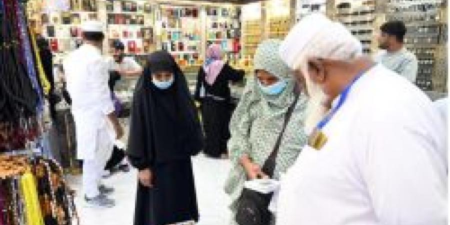 ضيوف الرحمن يختتمون زيارتهم للمدينة المنورة بالتسوّق واقتناء الهدايا التذكارية