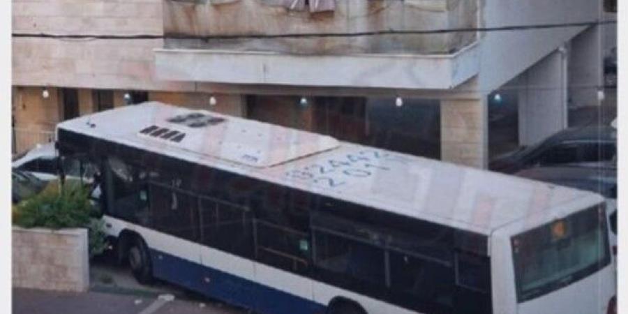 سائق حافلة يصطدم بجدار إحدى البنايات بعد ارتباكه لحظة سماع صفارات الإنذار