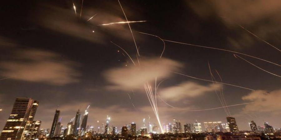 سقوط صواريخ إيرانية في مواقع بمنطقة وسط إسرائيل