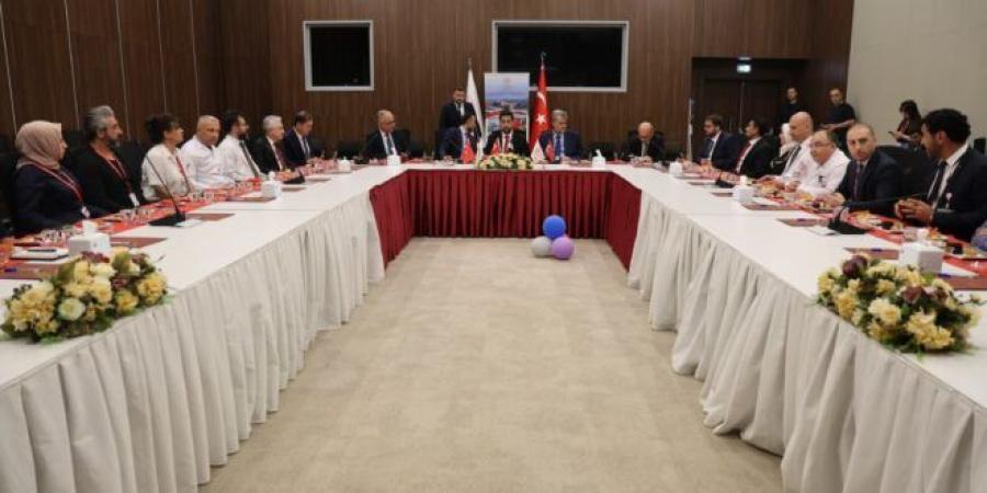 وزير الصحة يطلع على تجربة عدد من المرافق الطبية في أنقرة