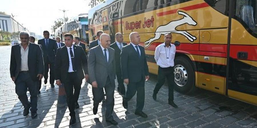 الوزير يتفقد 20 حافلة مرسيدس محلية الصنع.. ويؤكد: لا حاجة للاستيراد