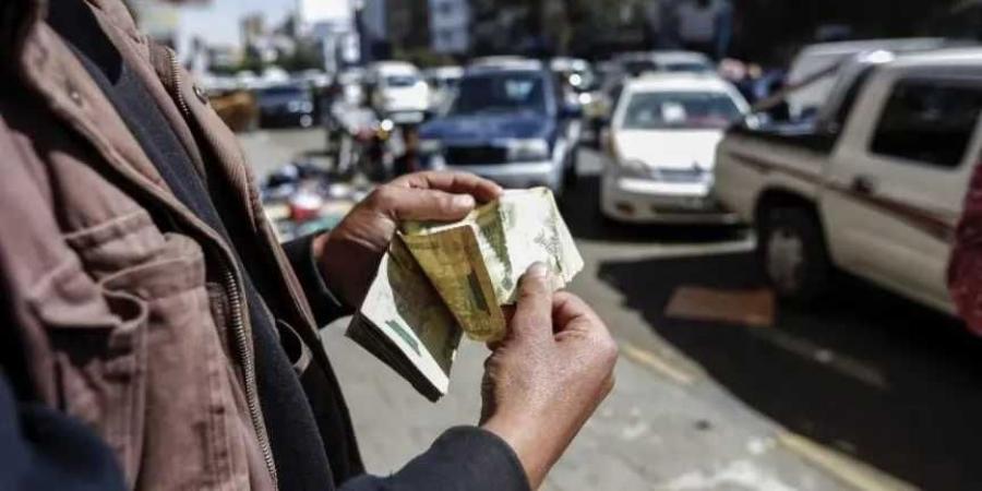 اقتصاديون يحذرون من ركود اقتصادي وشيك بسبب قرارات الحوثيين الخاطئة بحق البنوك اليمنية