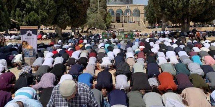 نحو 45 ألف فلسطيني يؤدون صلاة الجمعة في المسجد الأقصى بعد أسبوعين من إغلاقه