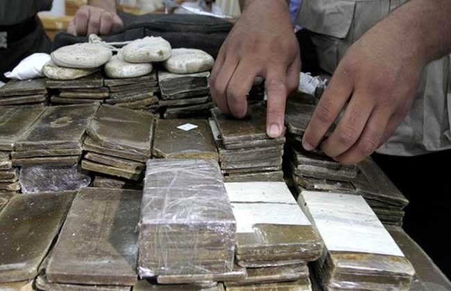 8 قضايا.. مداهمات أمنية ضد تجار المخدرات والسلاح في أسوان ودمياط