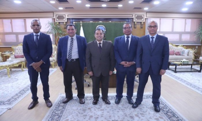 رئيس جامعة جنوب الوادي يستقبل وفد جهاز تنمية المشروعات المتوسطة والصغيرة ومتناهية الصغر