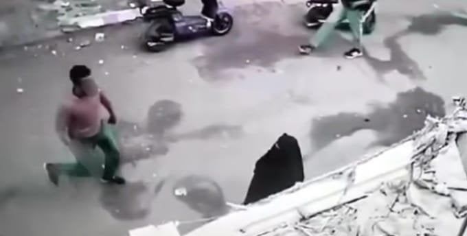 بـ «ساطور».. الأمن يفحص فيديو الاعتداء على امرأة ونجلها في المطرية